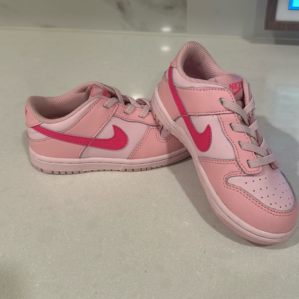 Toddler girls Nikes size 10. Excellent used condition.